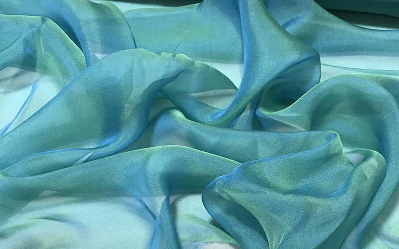 Vải chiffon có nguồn gốc từ sợi lụa tơ tằm hoặc sợi tổng hợp